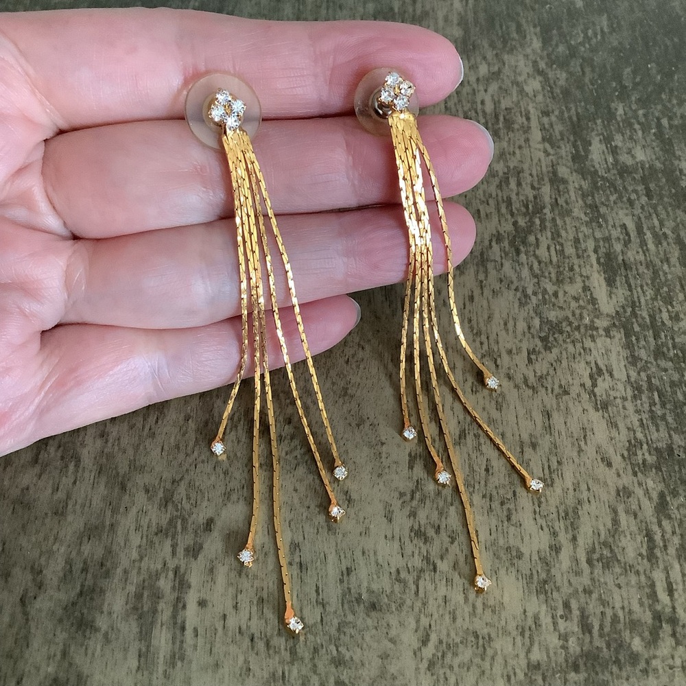 Vintage gold tone rhinestone earrings.